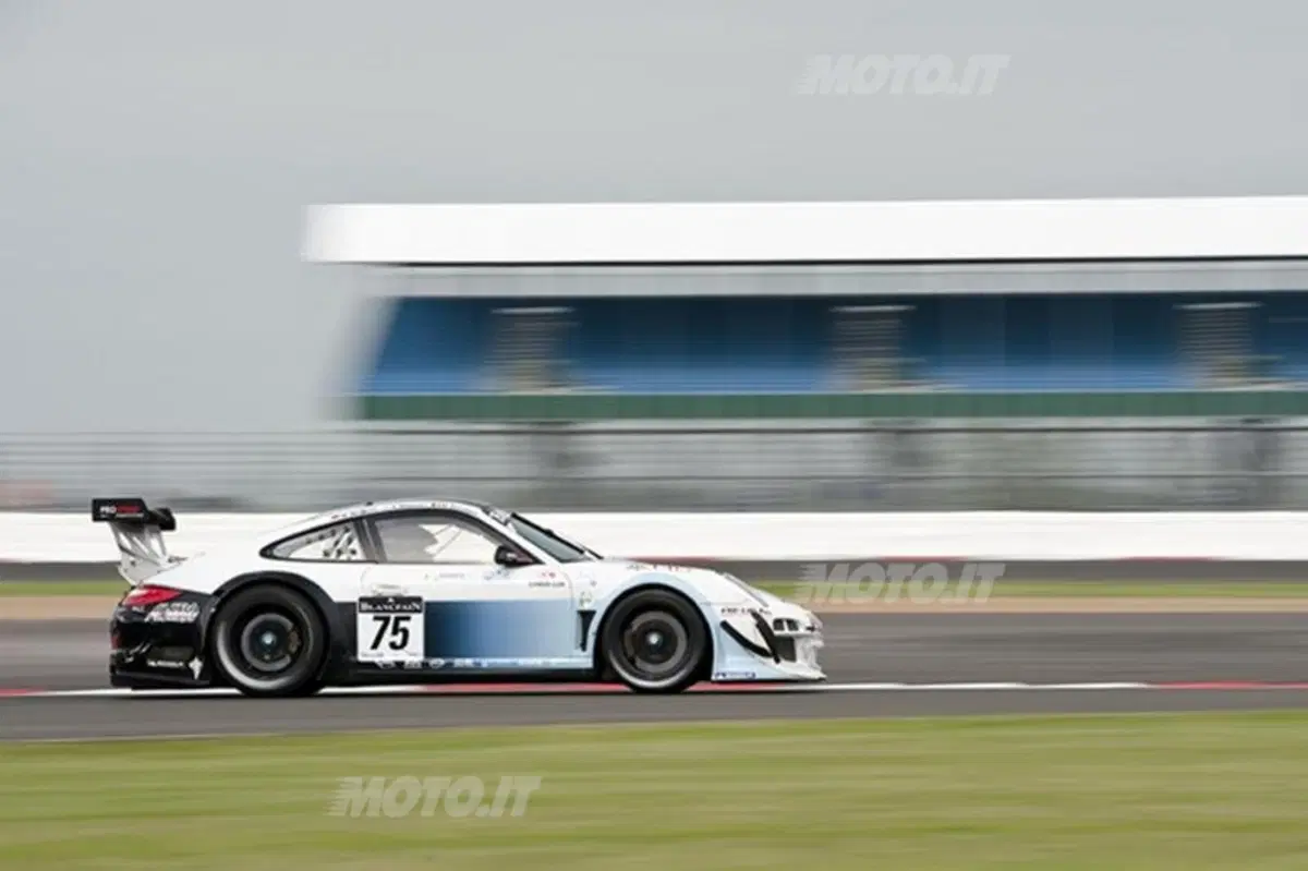 Blancpain Endurance Series: vittoria Porsche al 'Ring, Rossi 19° assoluto