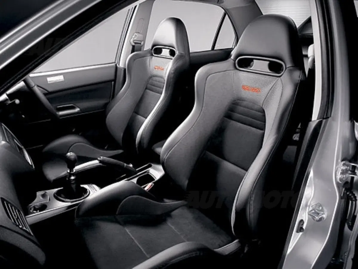 Mitsubishi Lancer Evolution IX (5)