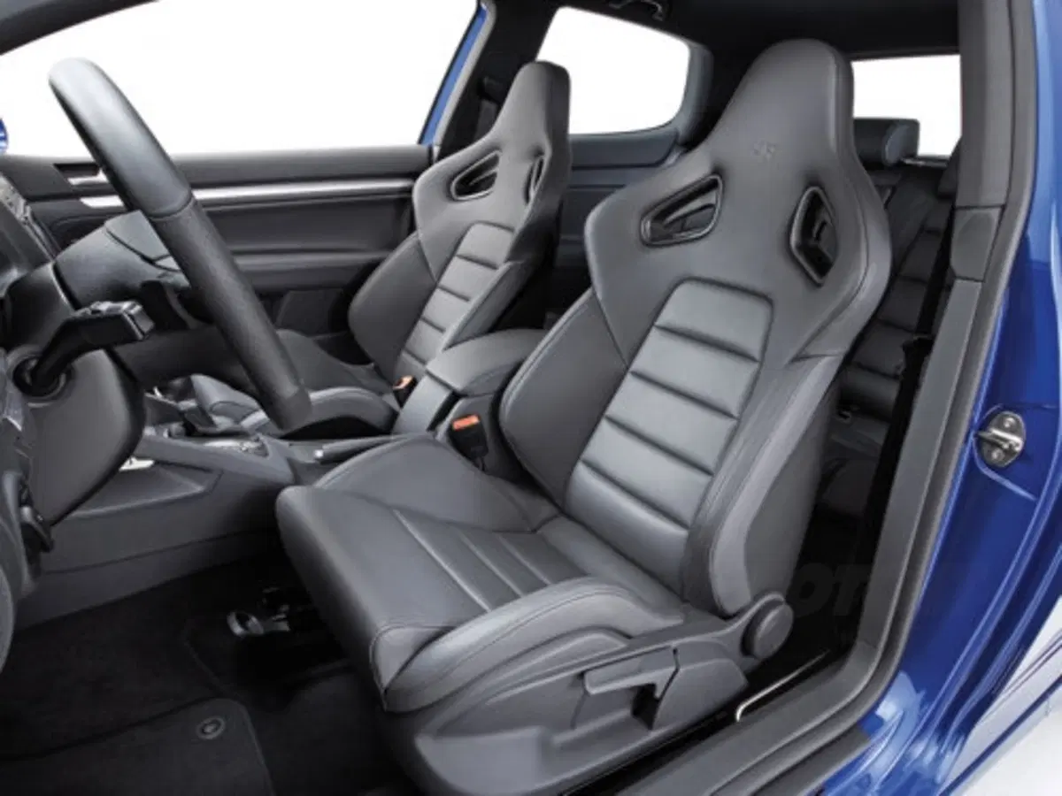 Volkswagen Golf R32: costa 32.700 euro (15)