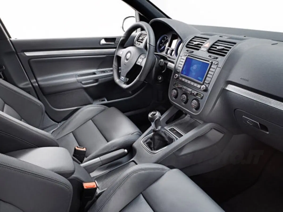 Volkswagen Golf R32: costa 32.700 euro (16)