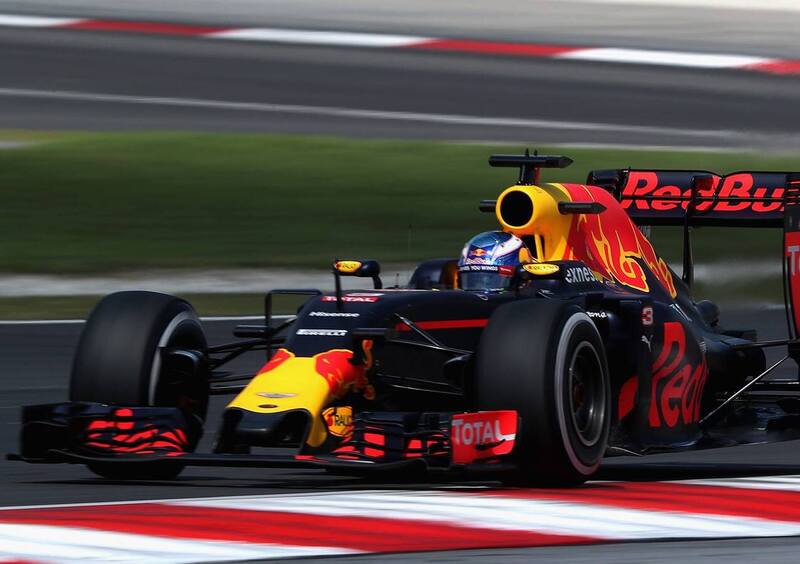 F1, Gp Malesia 2016: vince Ricciardo