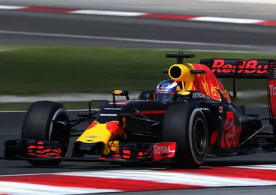 F1, Gp Malesia 2016: vince Ricciardo