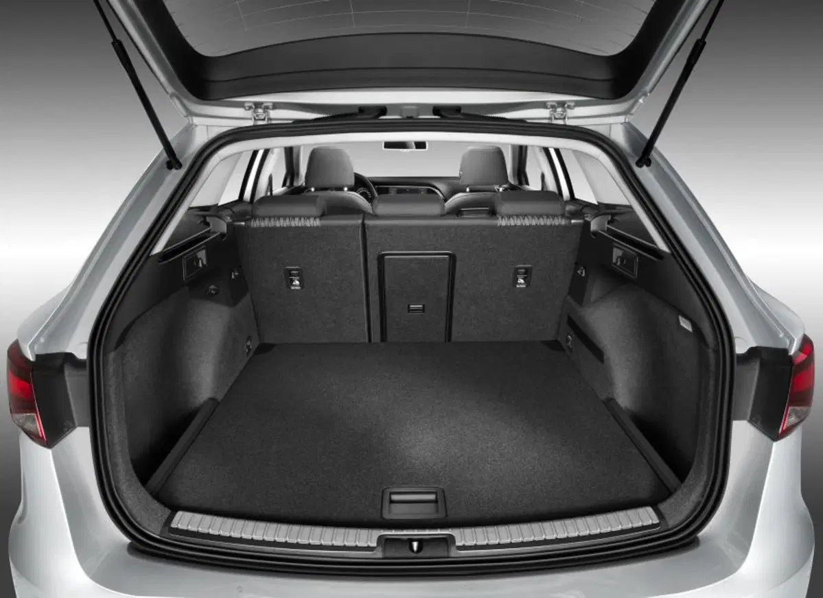 Quale comprare, Confronto: Seat Leon ST 1.6 TDI Vs Kia cee’d SW 1.6 CRDi (4)