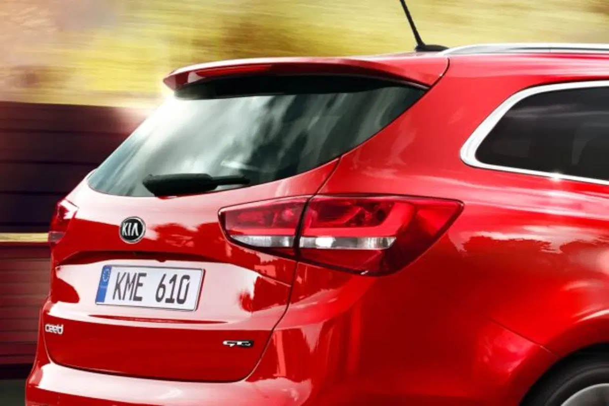 Quale comprare, Confronto: Seat Leon ST 1.6 TDI Vs Kia cee’d SW 1.6 CRDi (16)