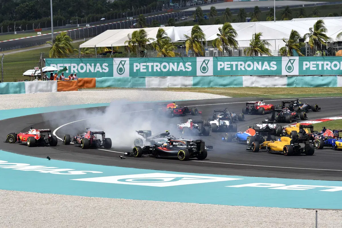 F1, Gp Malesia 2016: vince Ricciardo (10)