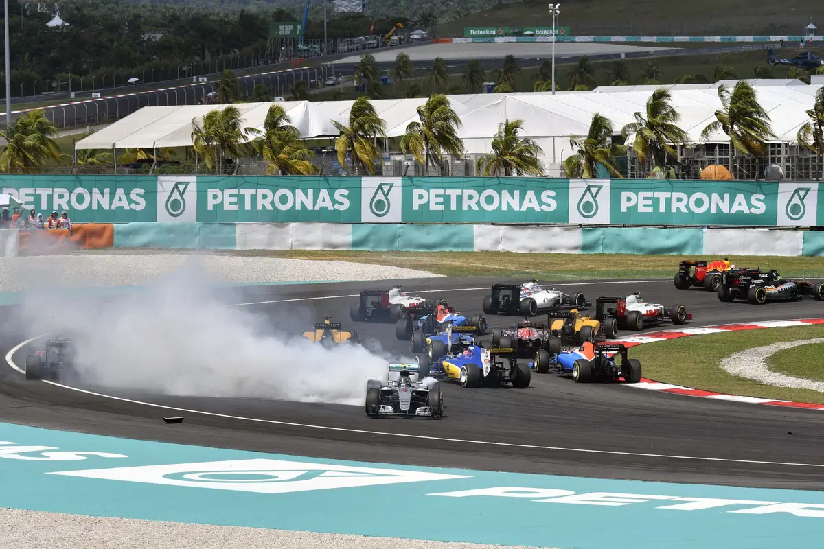 F1, Gp Malesia 2016: vince Ricciardo (11)
