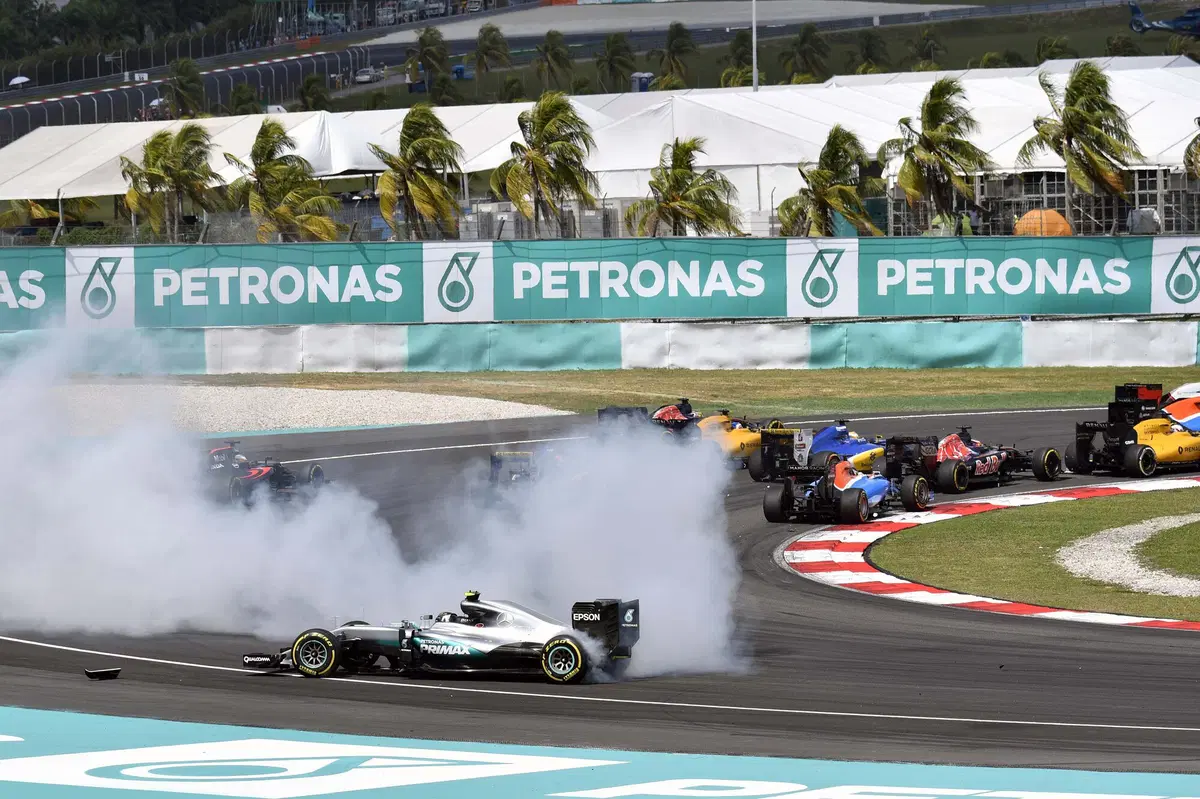 F1, Gp Malesia 2016: vince Ricciardo (13)