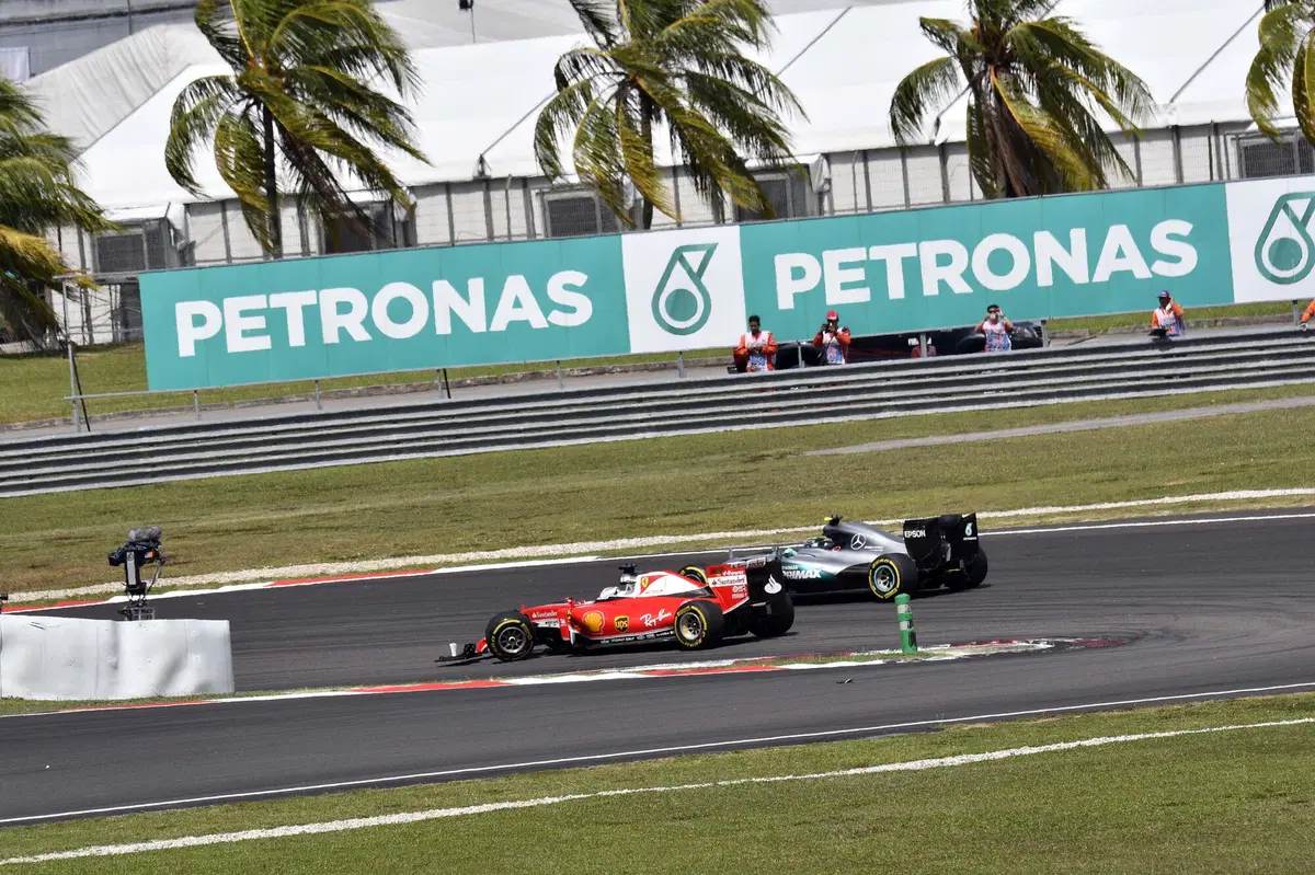 F1, Gp Malesia 2016: vince Ricciardo (15)