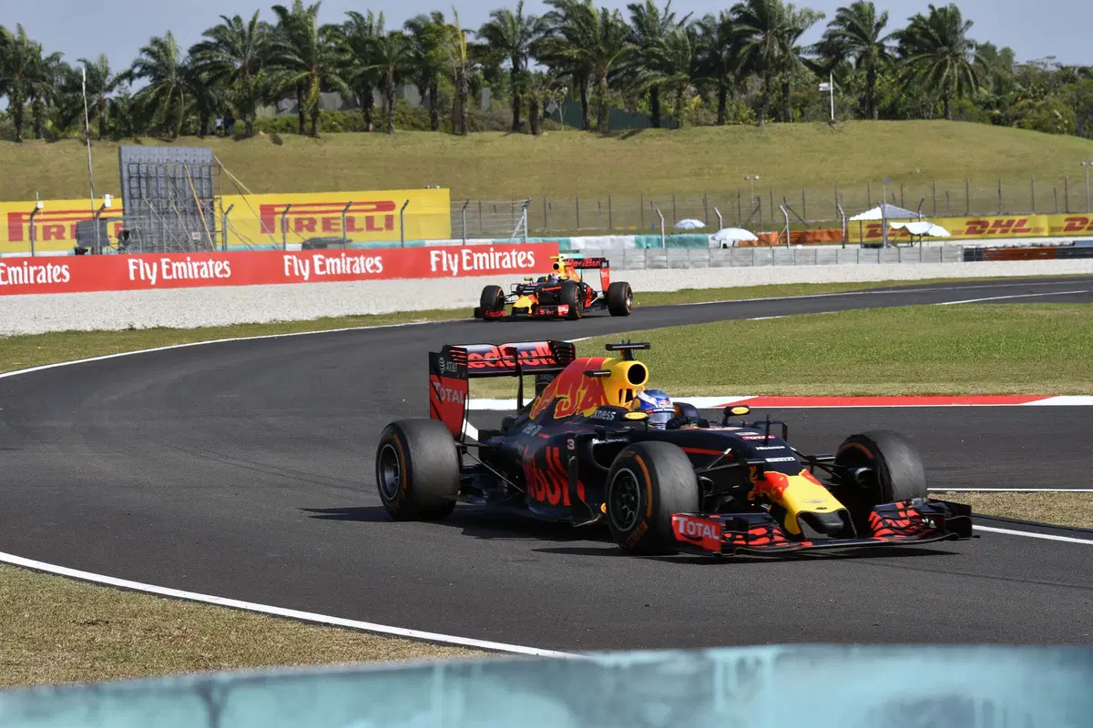F1, Gp Malesia 2016: vince Ricciardo (24)