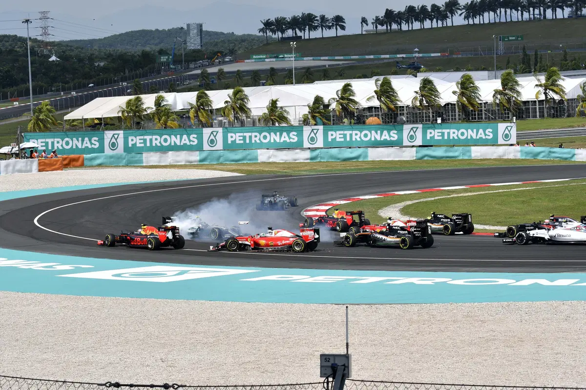 F1, Gp Malesia 2016: vince Ricciardo (9)