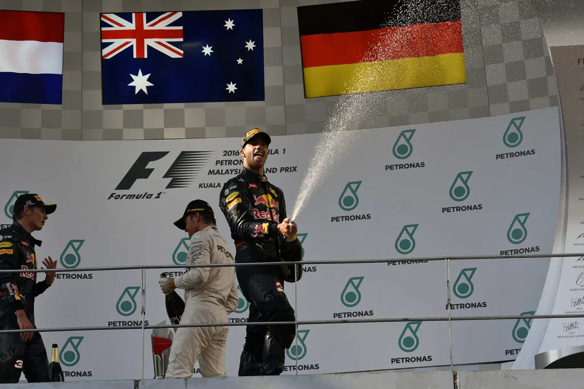 F1, Gp Malesia 2016: vince Ricciardo (36)