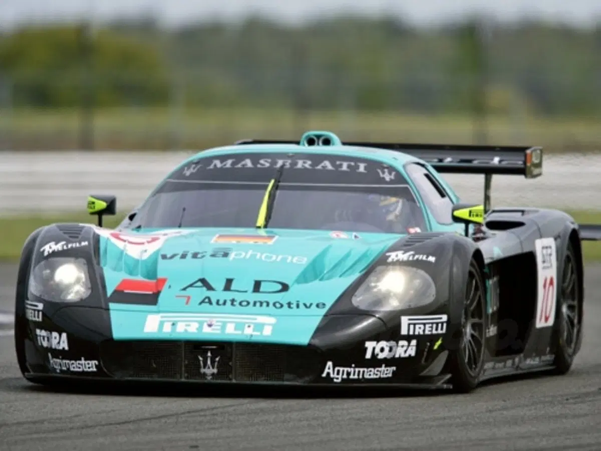 Maserati MC-12 si laurea campione del mondo FIA GT1 2005 (2)
