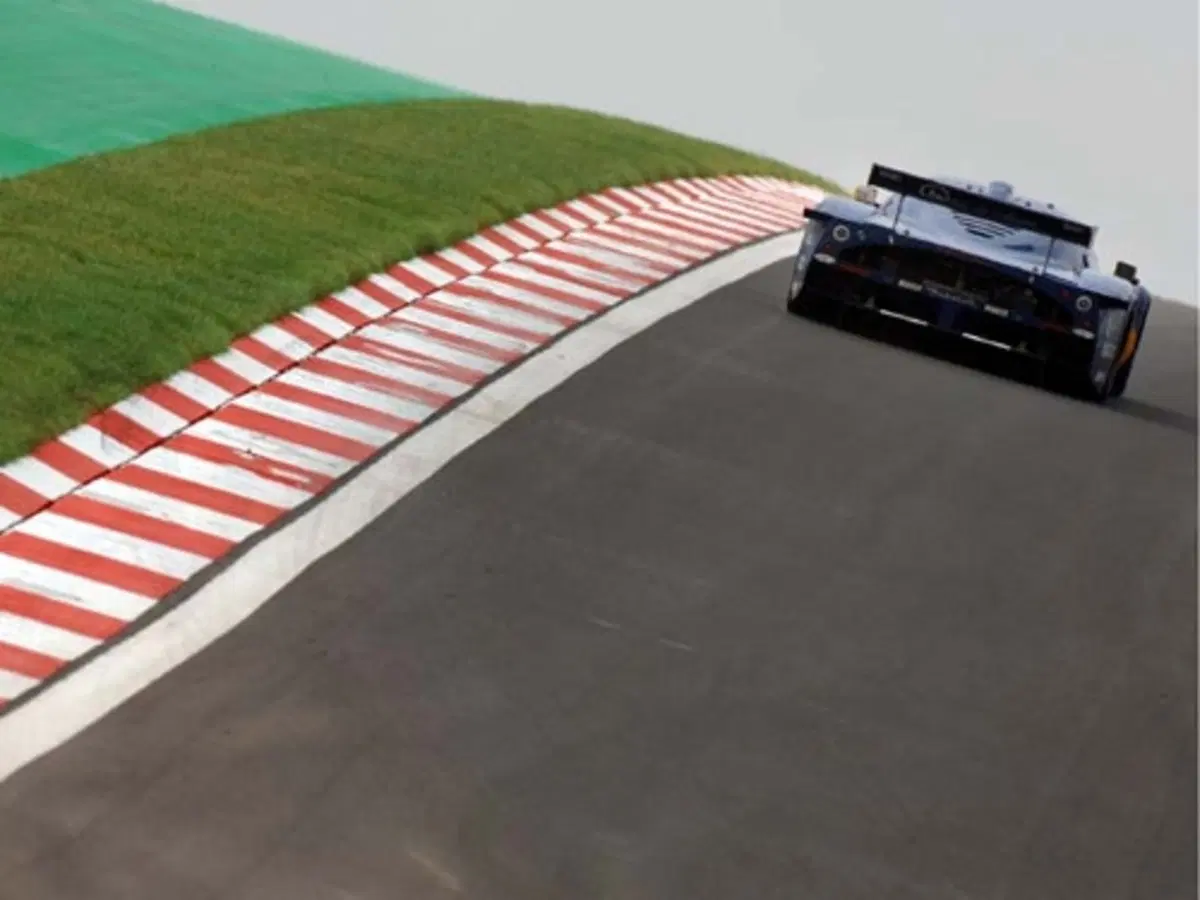 Maserati MC-12 si laurea campione del mondo FIA GT1 2005 (7)