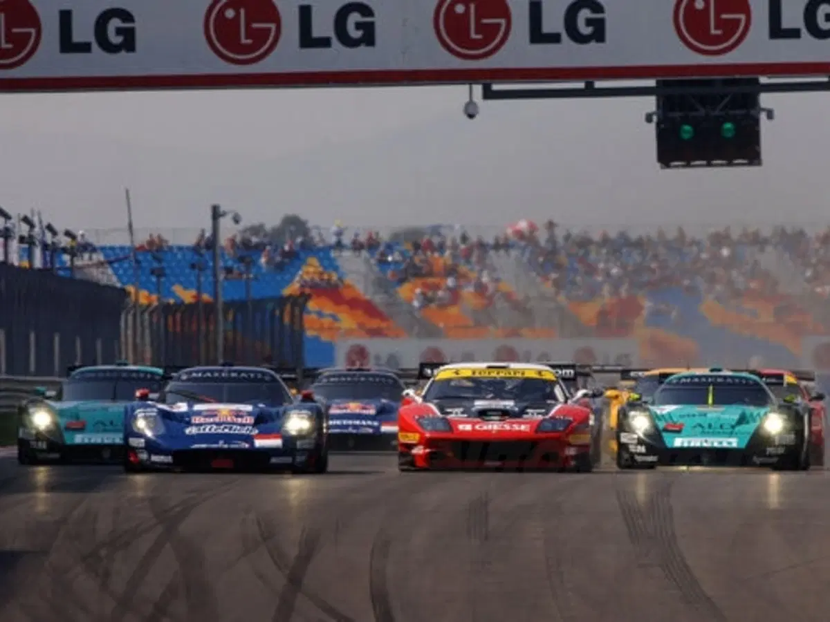 Maserati MC-12 si laurea campione del mondo FIA GT1 2005 (9)