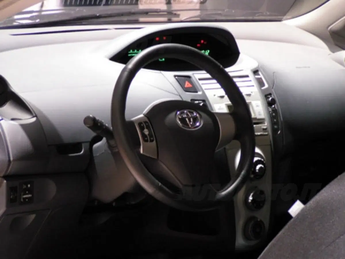 Toyota Yaris II (8)