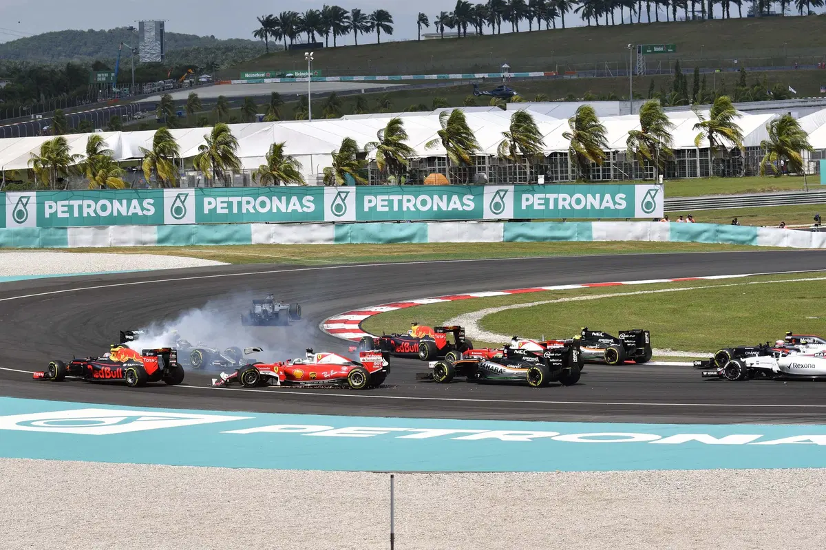F1, Gp Malesia 2016: vince Ricciardo (6)