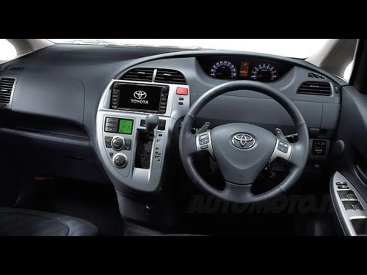Toyota nuova Yaris Verso? (4)