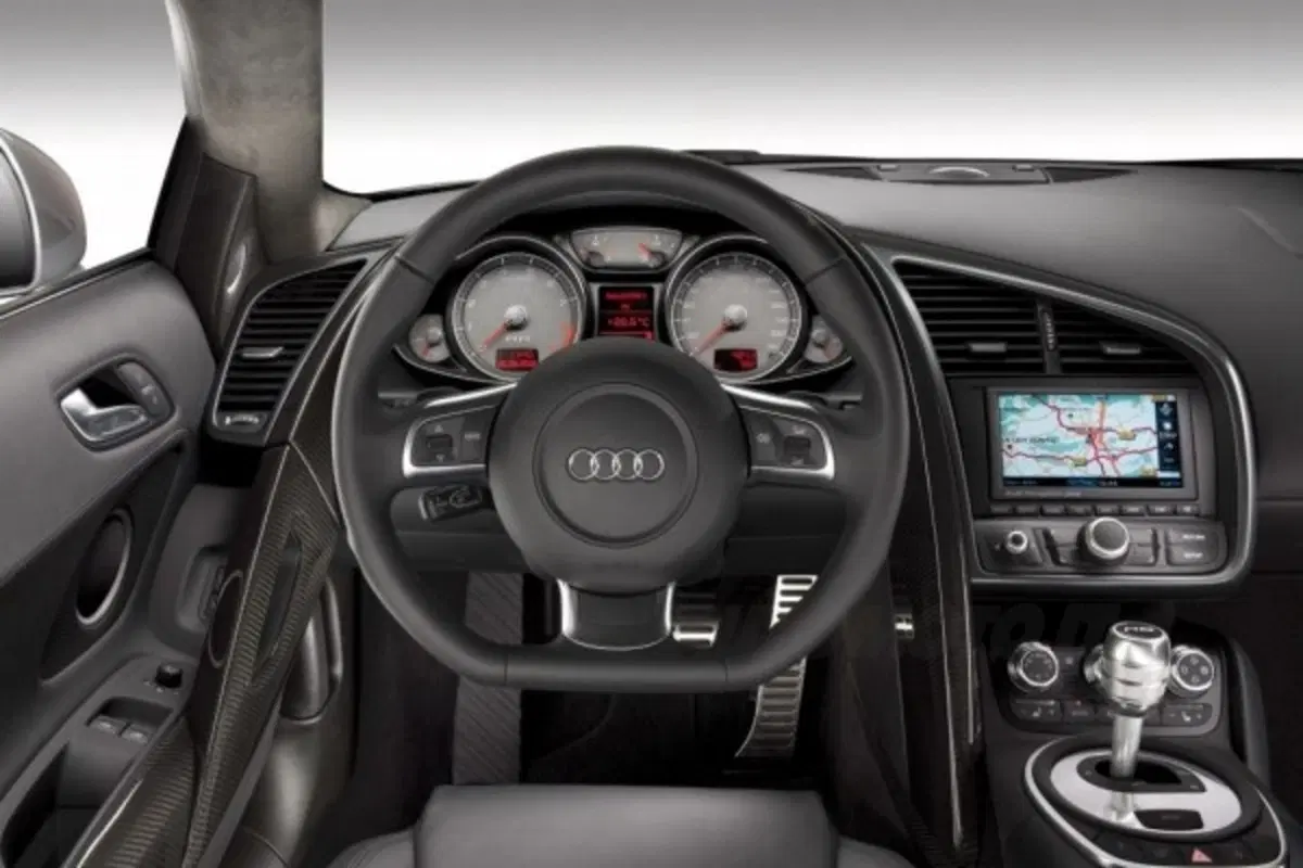 Audi R8: costa 106.300 euro (9)