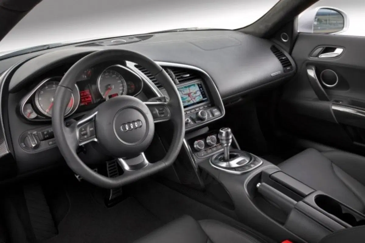Audi R8: costa 106.300 euro (10)