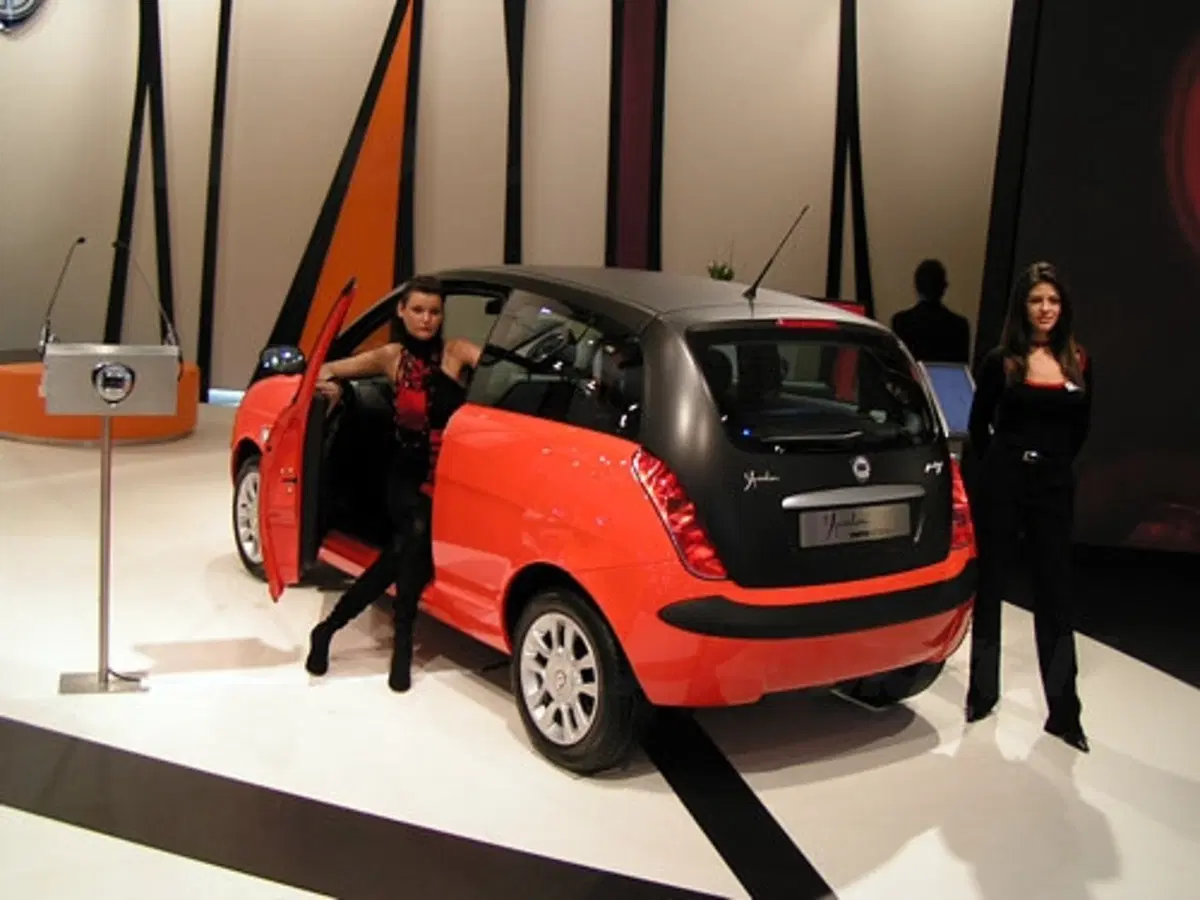 Non solo motori: le Girls del Motor Show 2005 (7)