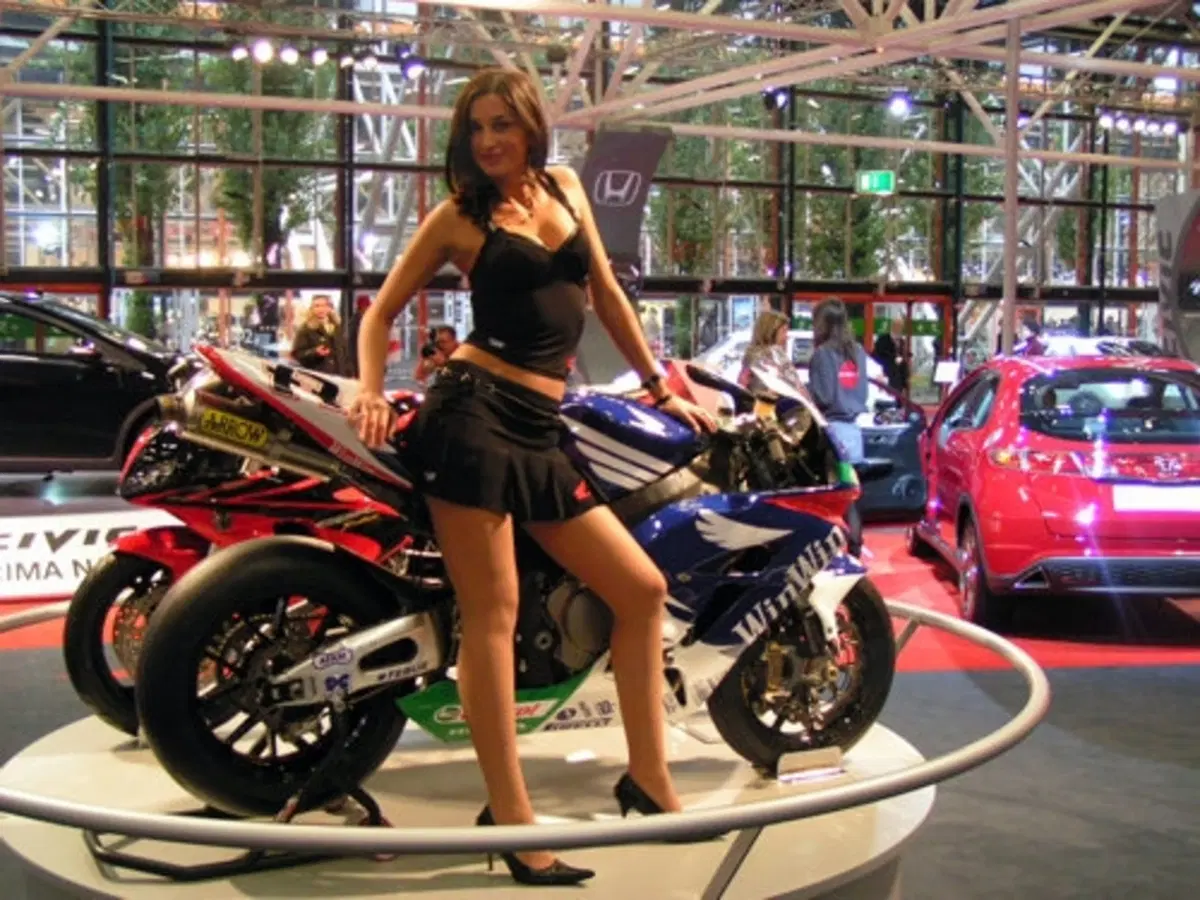 Non solo motori: le Girls del Motor Show 2005 (34)