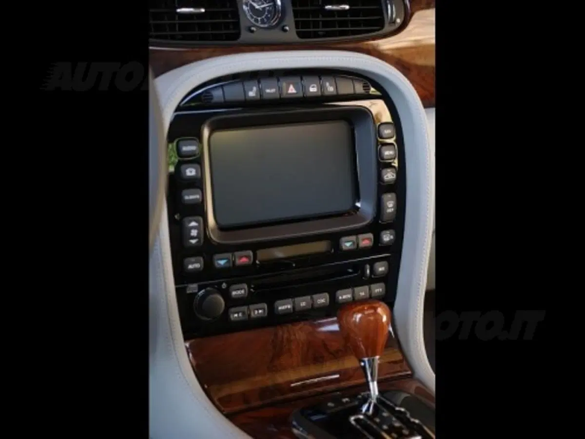 Jaguar XJ LWB Armoured