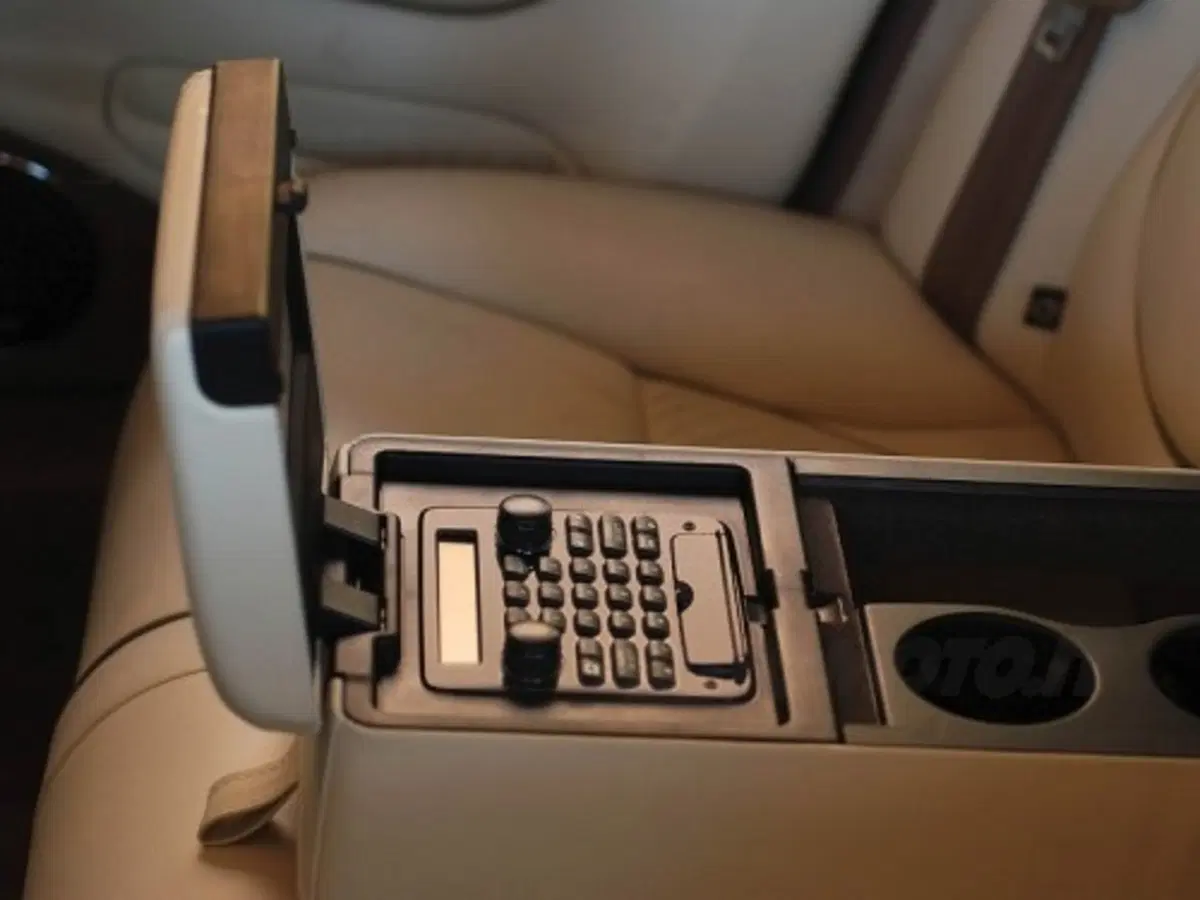 Jaguar XJ LWB Armoured (2)