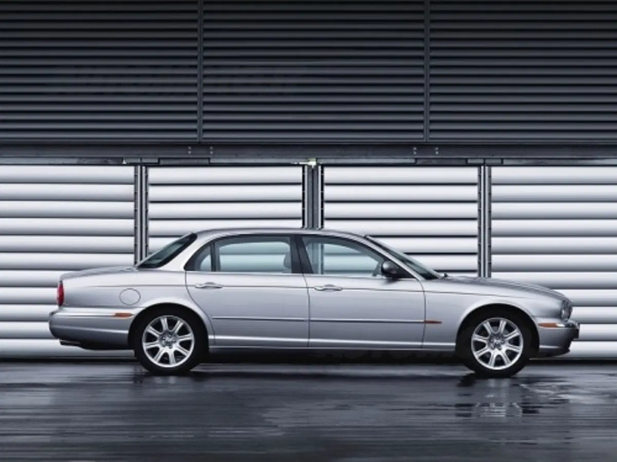 Jaguar XJ LWB Armoured (4)