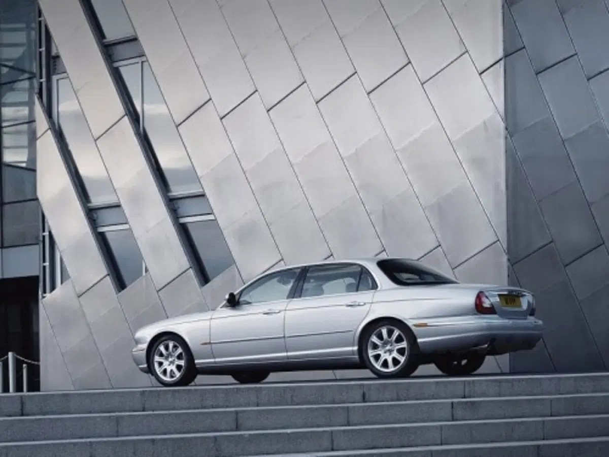 Jaguar XJ LWB Armoured (6)