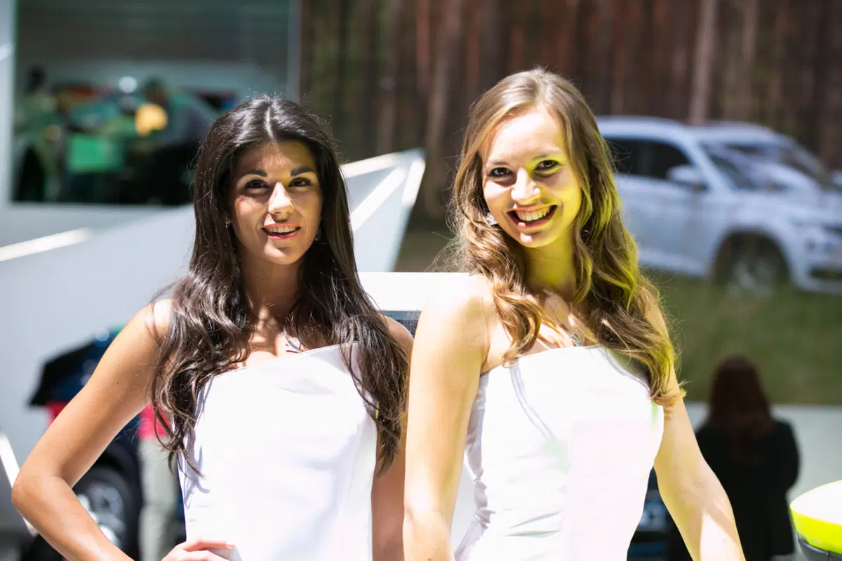 Salone di Parigi 2016: le ragazze più belle (10)