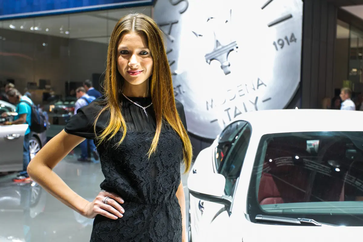 Salone di Parigi 2016: le ragazze più belle (25)