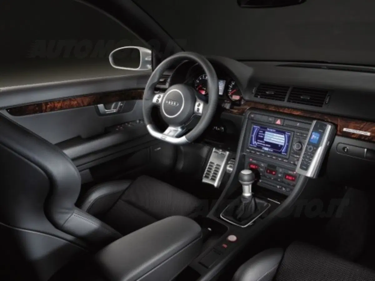 Audi RS4 Avant (9)