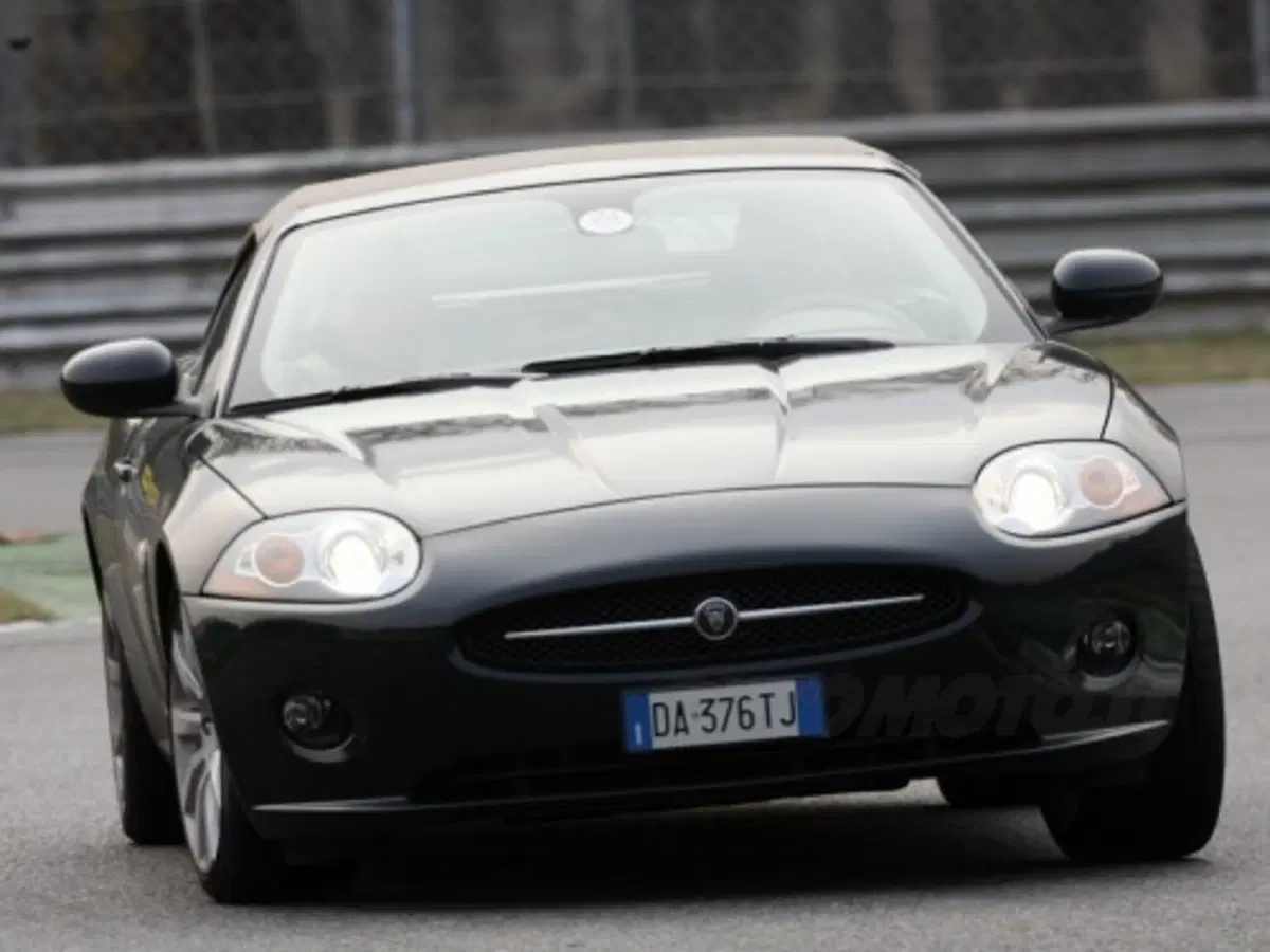 Jaguar XK (11)