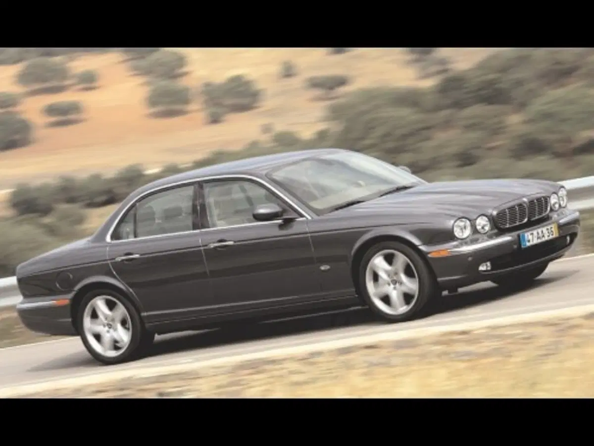 Jaguar da record 1.000 miglia con un pieno per la XJ 2.7 Diesel