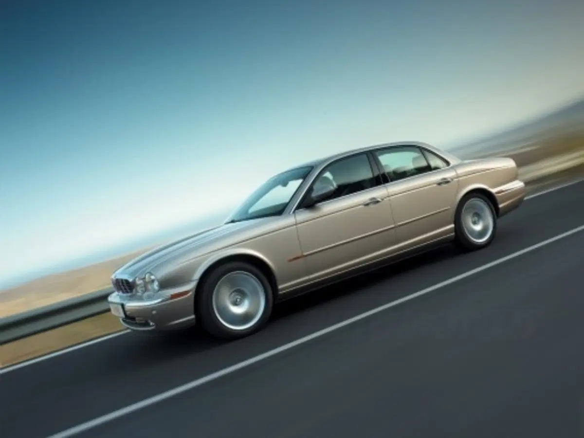 Jaguar da record 1.000 miglia con un pieno per la XJ 2.7 Diesel (3)