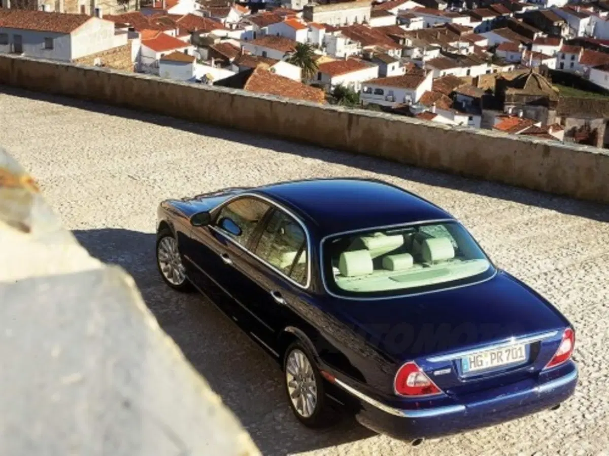 Jaguar da record 1.000 miglia con un pieno per la XJ 2.7 Diesel (4)