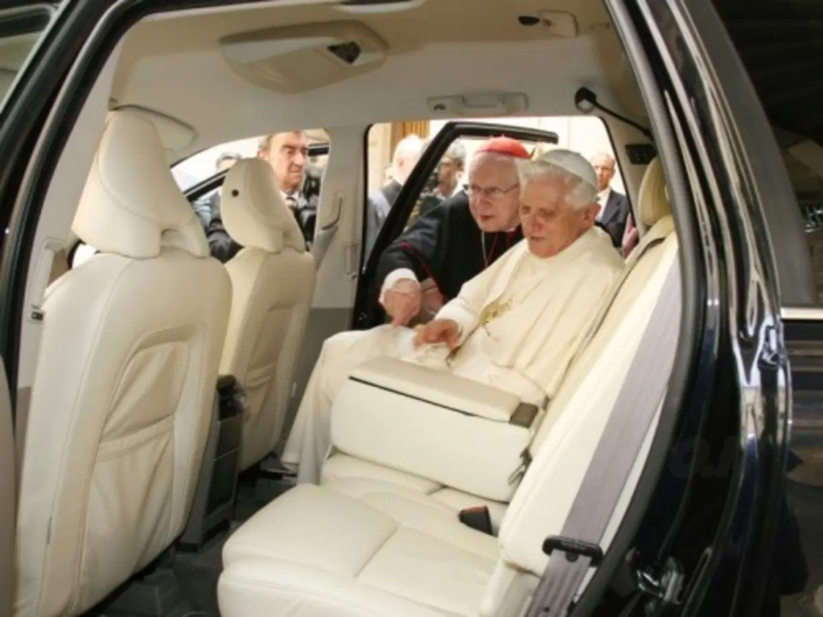 Una Volvo XC-90 per il Papa (2)