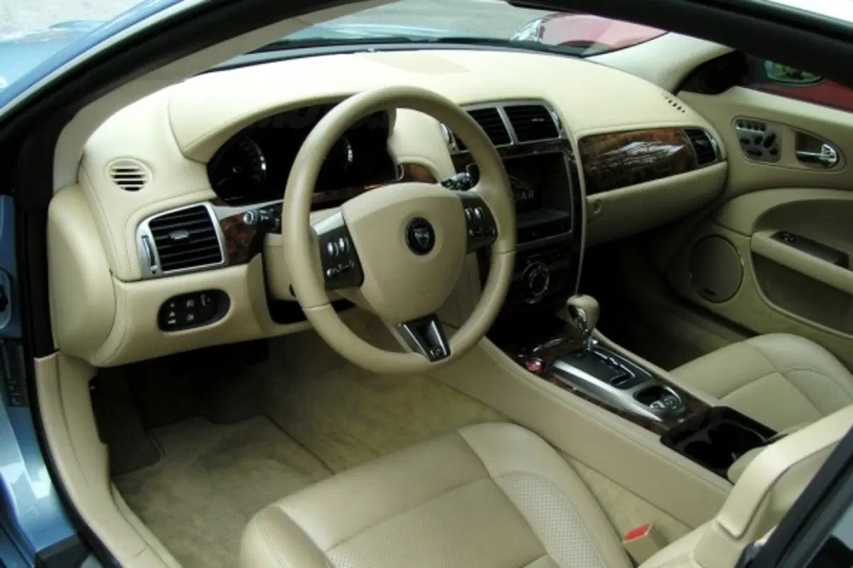 Jaguar XKR (26)