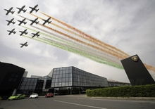 Le Frecce Tricolori rendono omaggio a Lamborghini