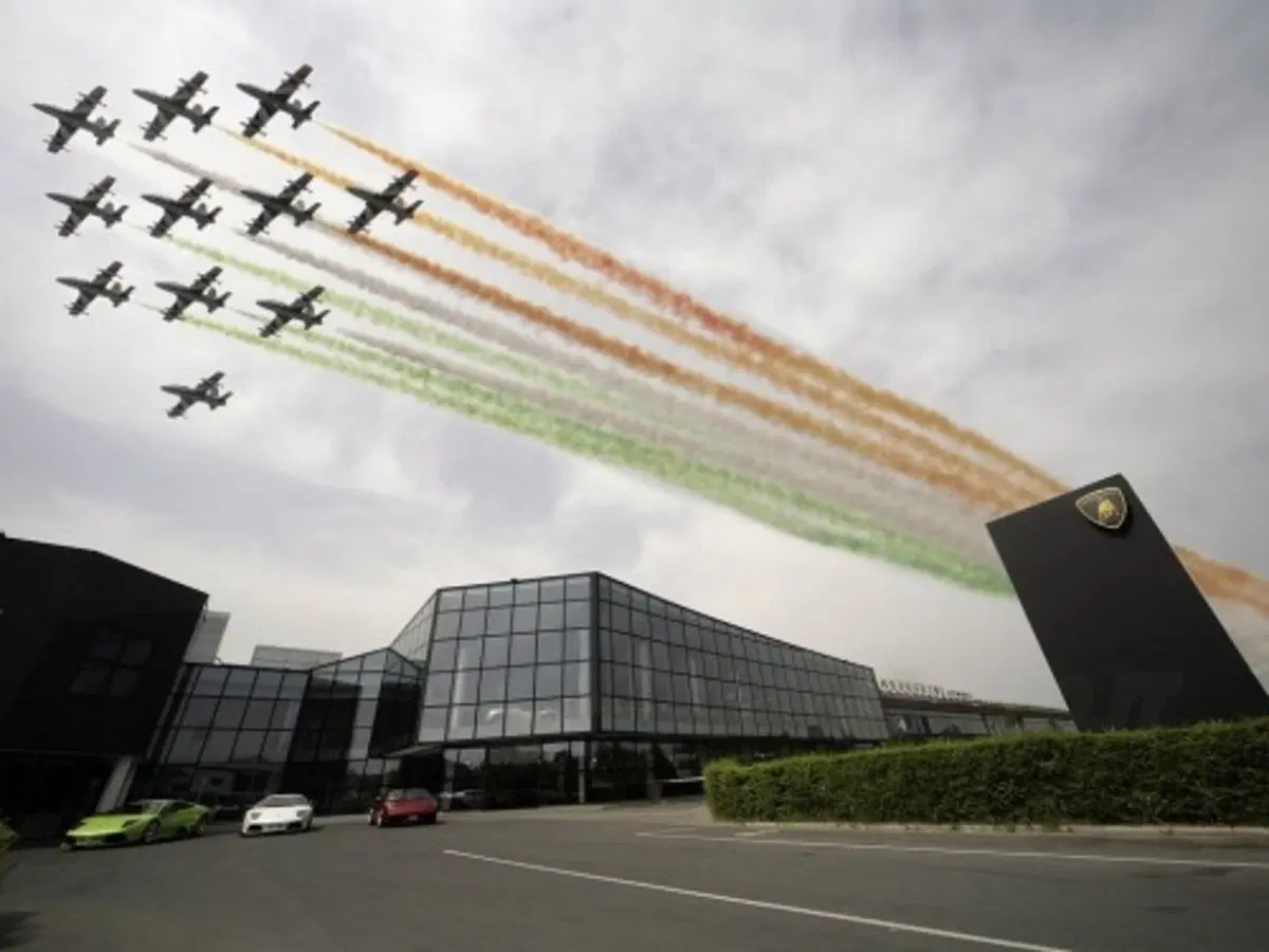Le Frecce Tricolori rendono omaggio a Lamborghini