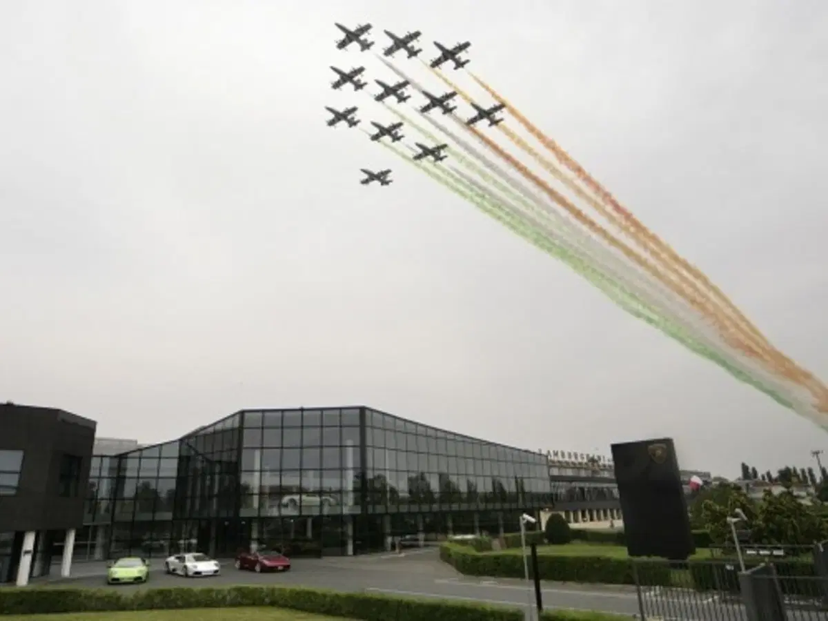 Le Frecce Tricolori rendono omaggio a Lamborghini (2)