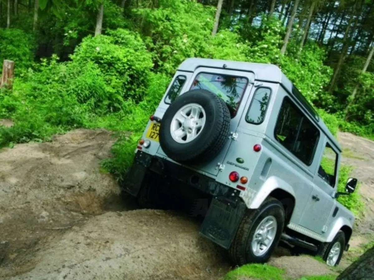 Land Rover Defender restyling (26)