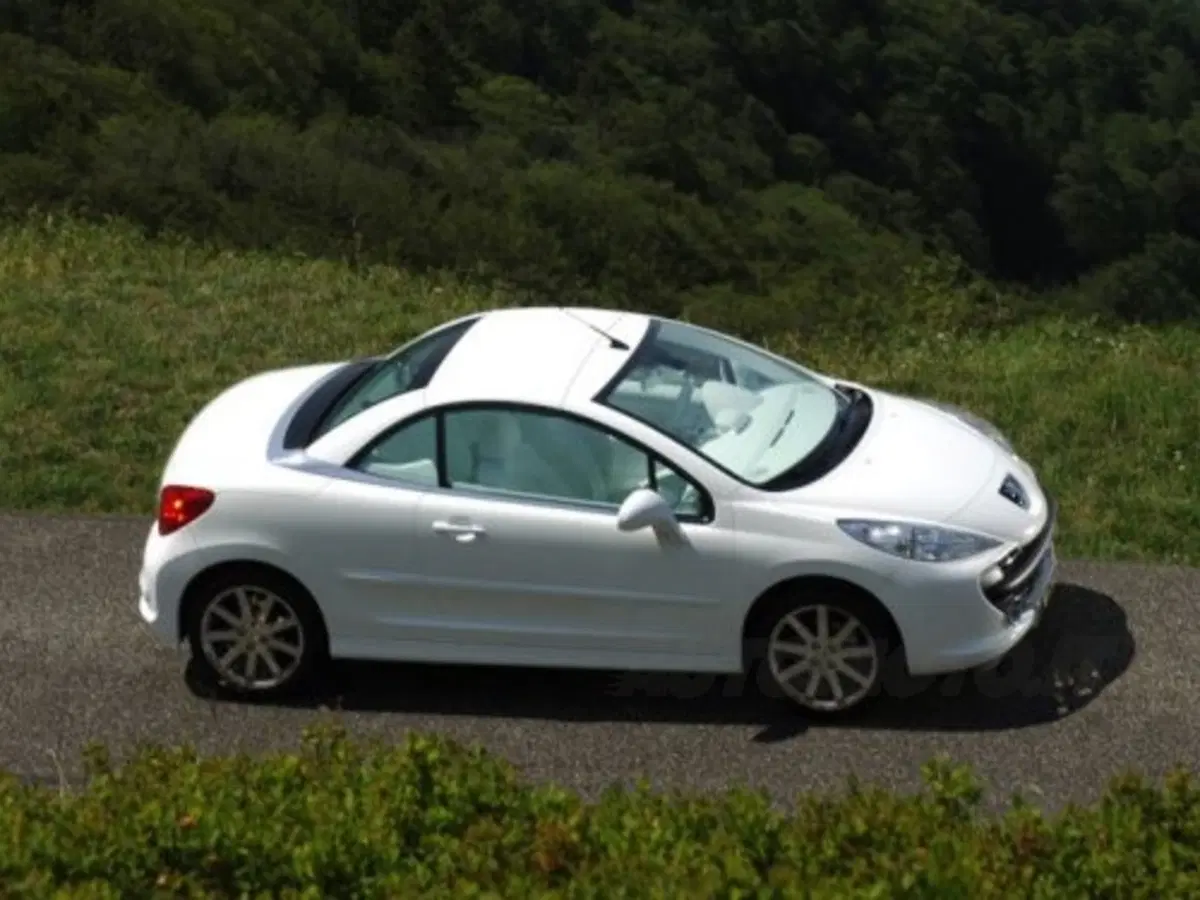 Peugeot 207 CC EPURE: il video (6)