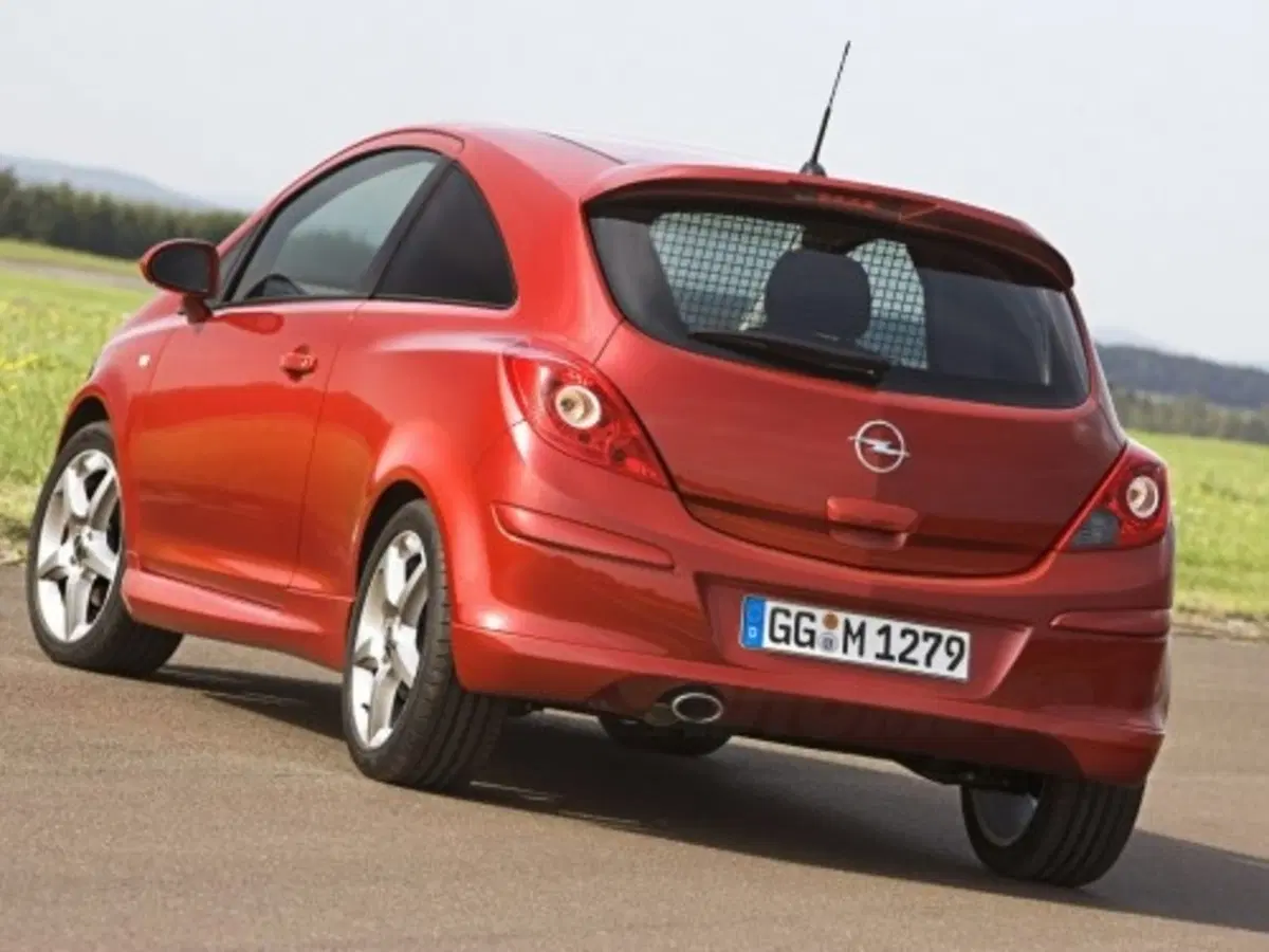 Opel CorsaVan Concept (2)