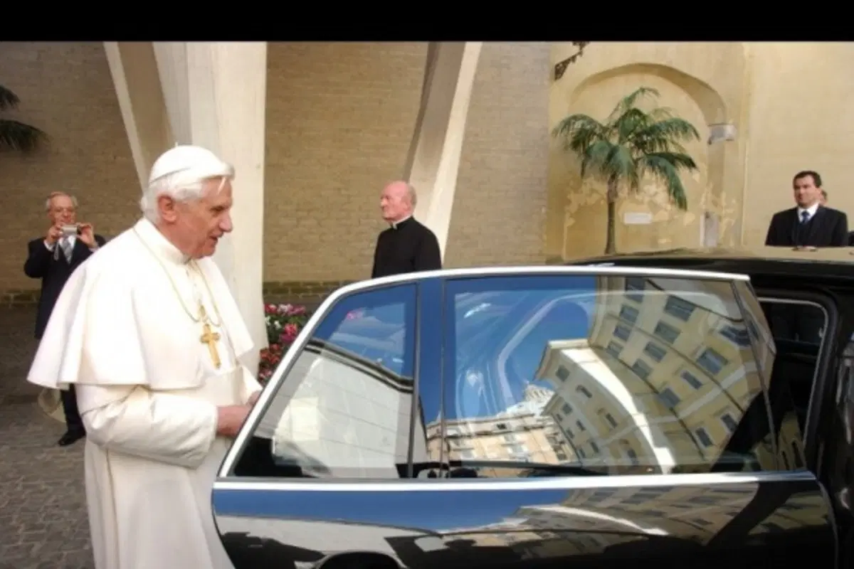 Una Volkswagen Phaeton al Papa