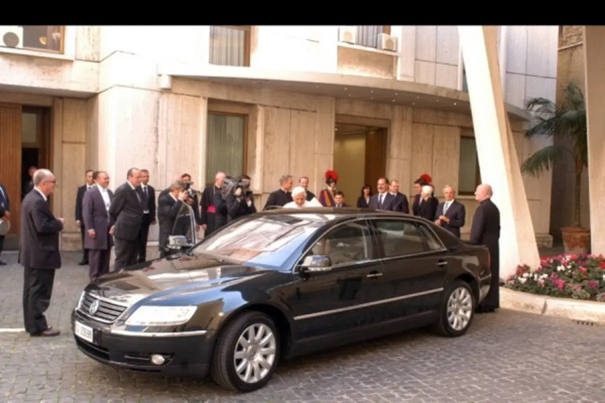 Una Volkswagen Phaeton al Papa (3)