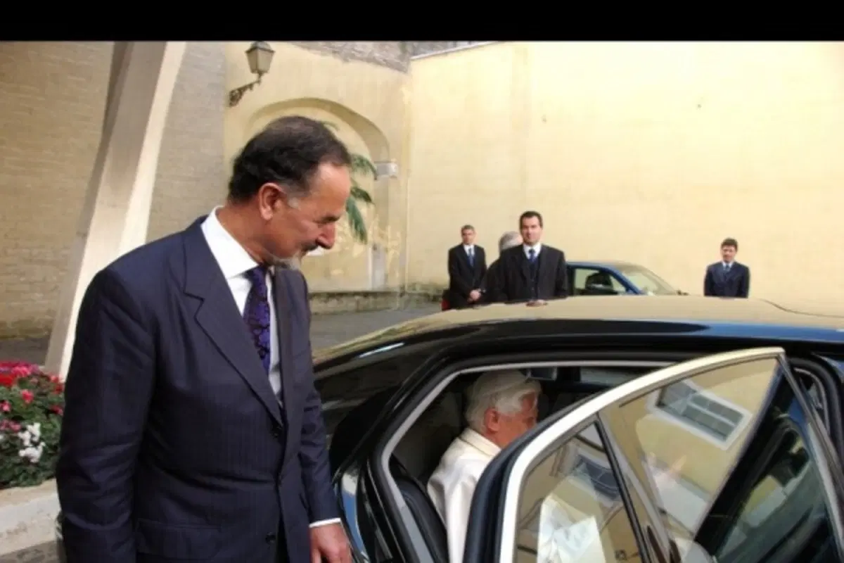 Una Volkswagen Phaeton al Papa (5)