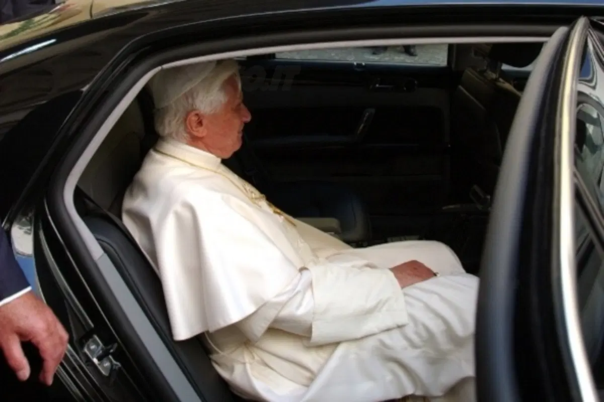 Una Volkswagen Phaeton al Papa (8)