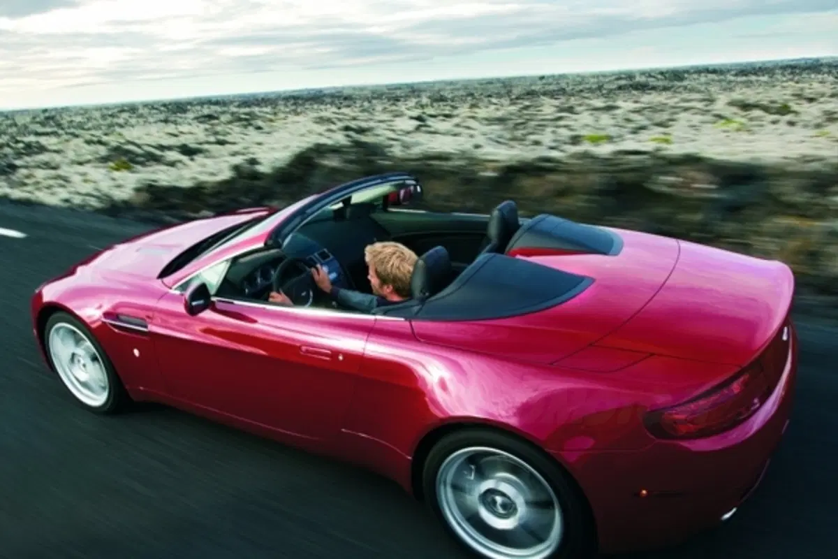 Aston Martin Vantage Roadster (11)