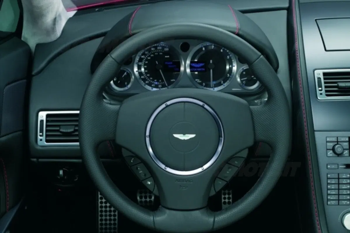 Aston Martin Vantage Roadster (12)